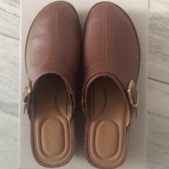 Kenneth Cole Reaction “Prime 2-Way” synthetic leather clogs (color: Tobacco) - Picture 2 of 8